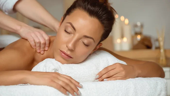 Momento de relaxamento e cuidado num tratamento de bem-estar na Amadora