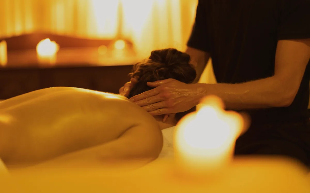 Massagem relaxante em ambiente acolhedor no gabinete da Vivi Neves na Amadora
