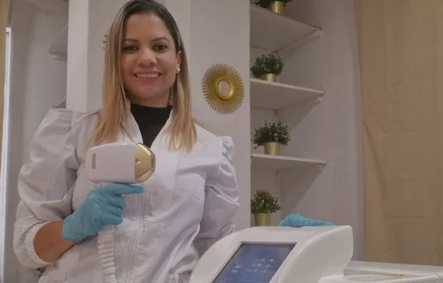 Vivi Neves em tratamento estético com equipamento profissional
